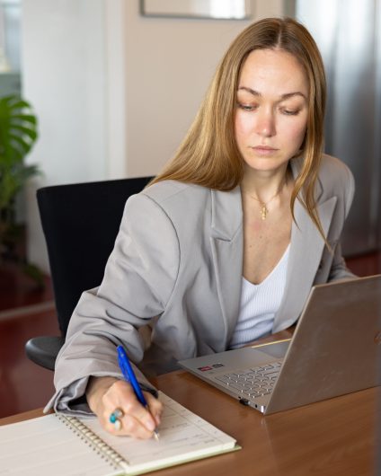 recruiter-aan-het-werk-laptop-eclectic